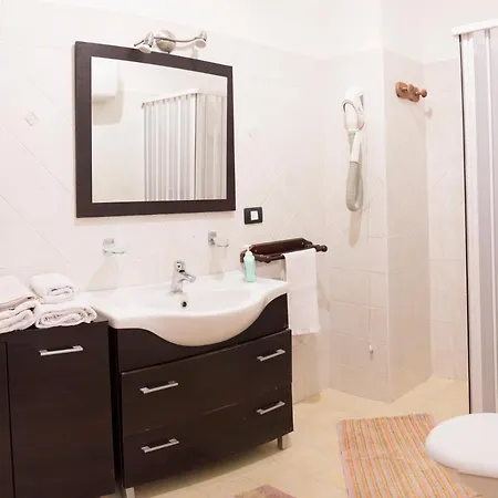 Al Borgo Vacanze B&B 토르토라